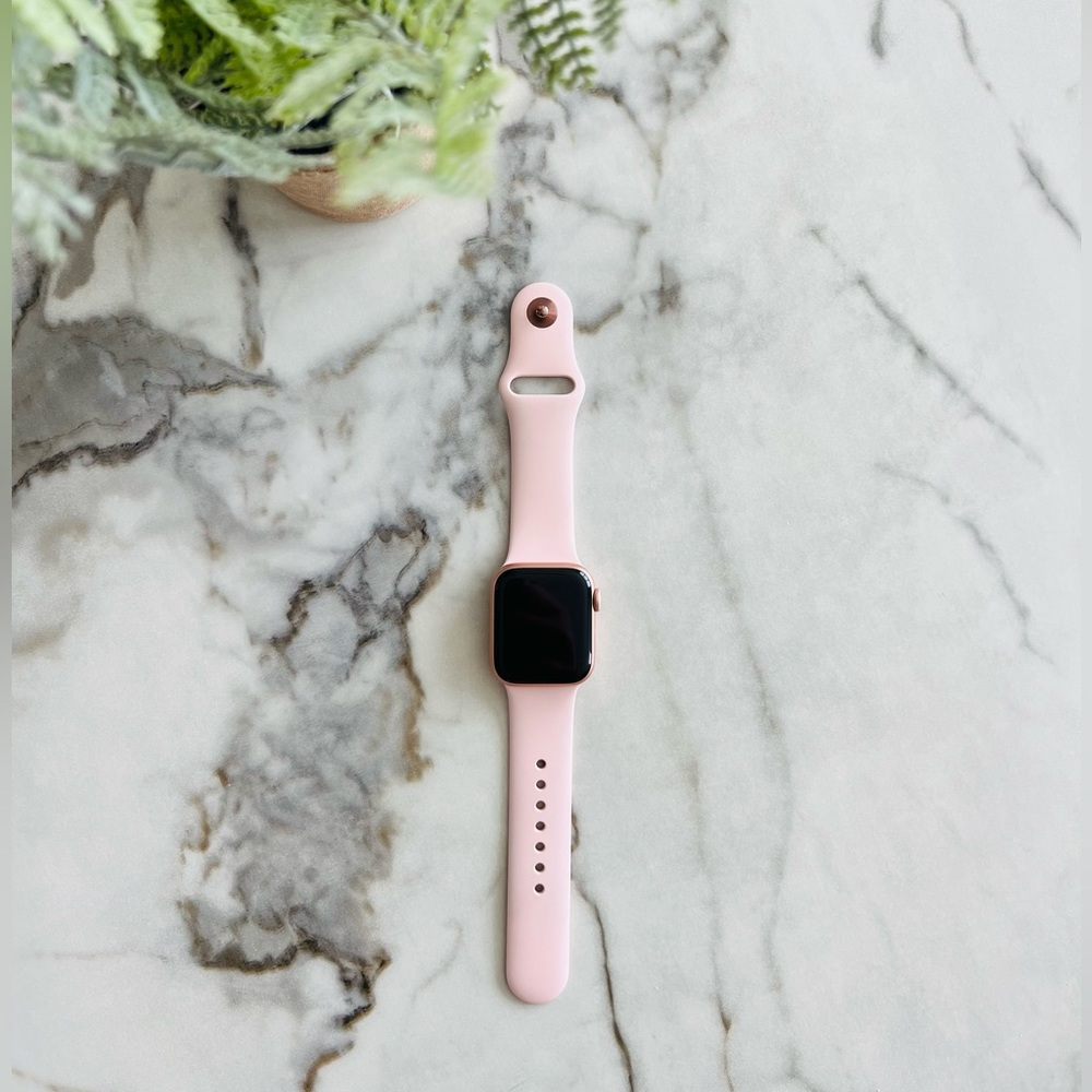 Apple Watch Series 4 with GPS • 40MM • Aluminum Rose Gold